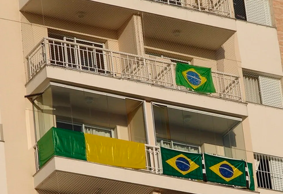 Colocar bandeiras em fachadas de condomínios pode resultar em multas e até retirada do objeto