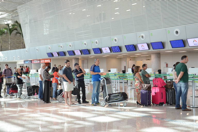Empresas aéreas podem cobrar para passageiro não ter que despachar bagagem de mão? Entenda regras