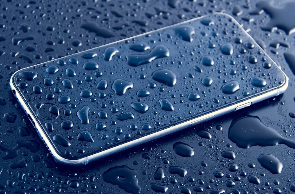 Fabricante deve restituir cliente por negar garantia de celular supostamente resistente à água